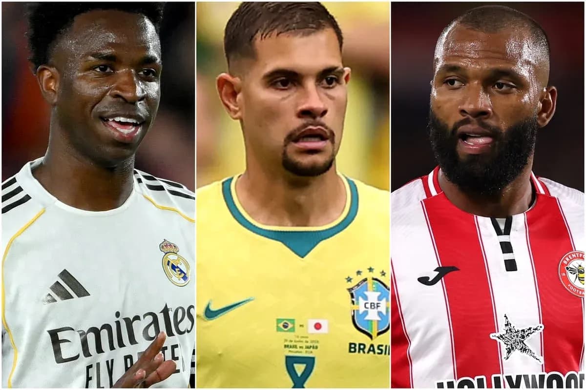 Tres futbolistas en sus camisetas de equipo Tres futbolistas en sus camisetas de equipo