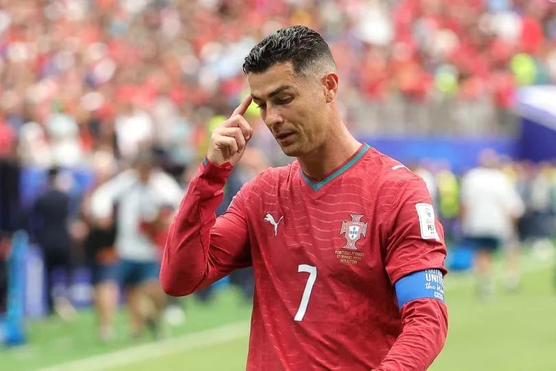 Cristiano Ronaldo señalando su cabeza durante el partido Cristiano Ronaldo señalando su cabeza durante el partido