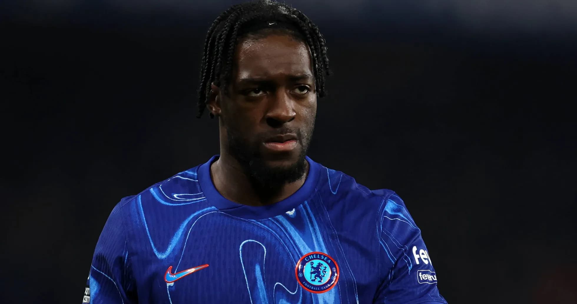 Jugador de Chelsea en uniforme durante un partido Jugador de Chelsea en uniforme durante un partido
