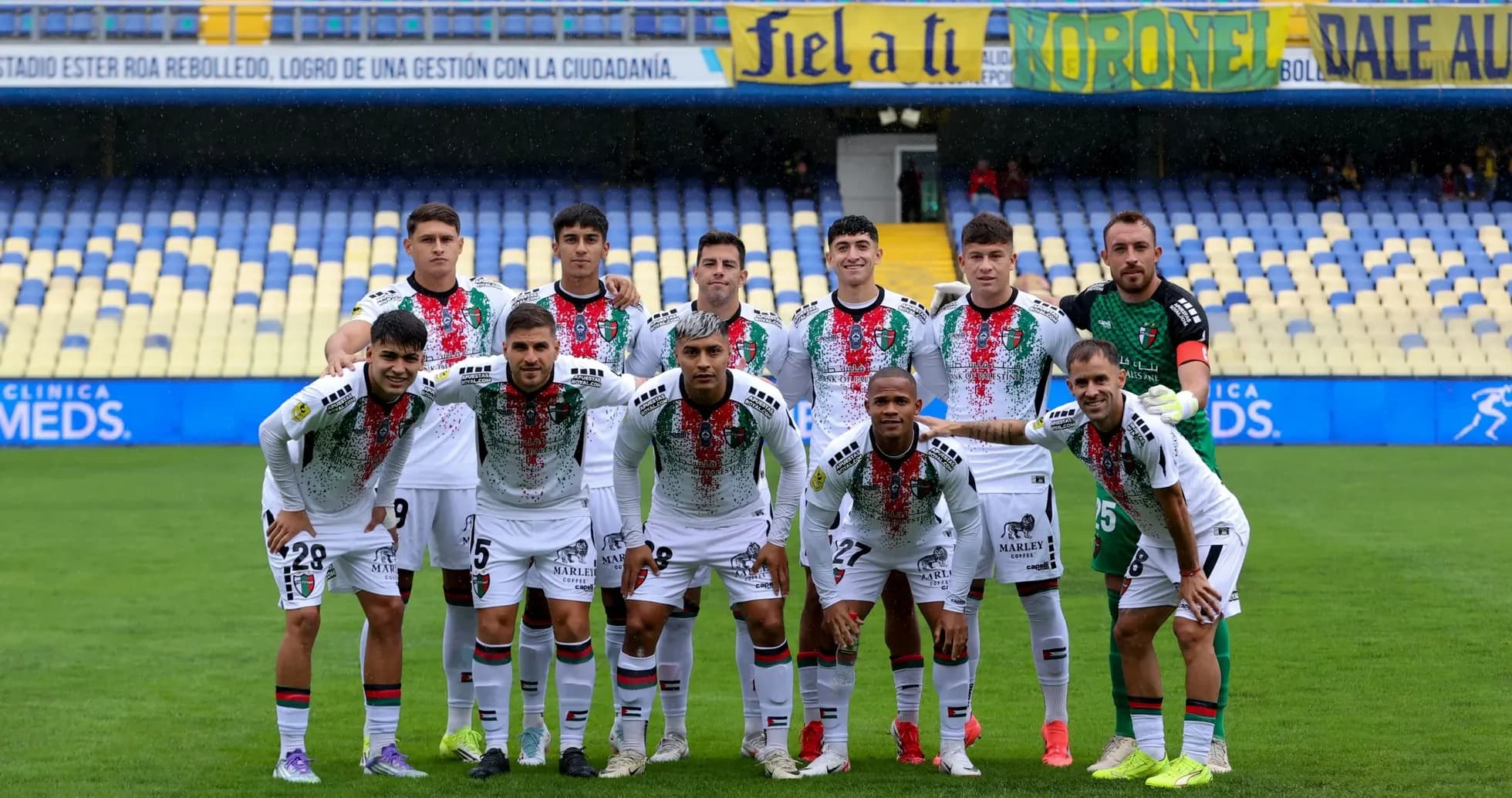 Equipo de Palestino posando en el estadio Equipo de Palestino posando en el estadio