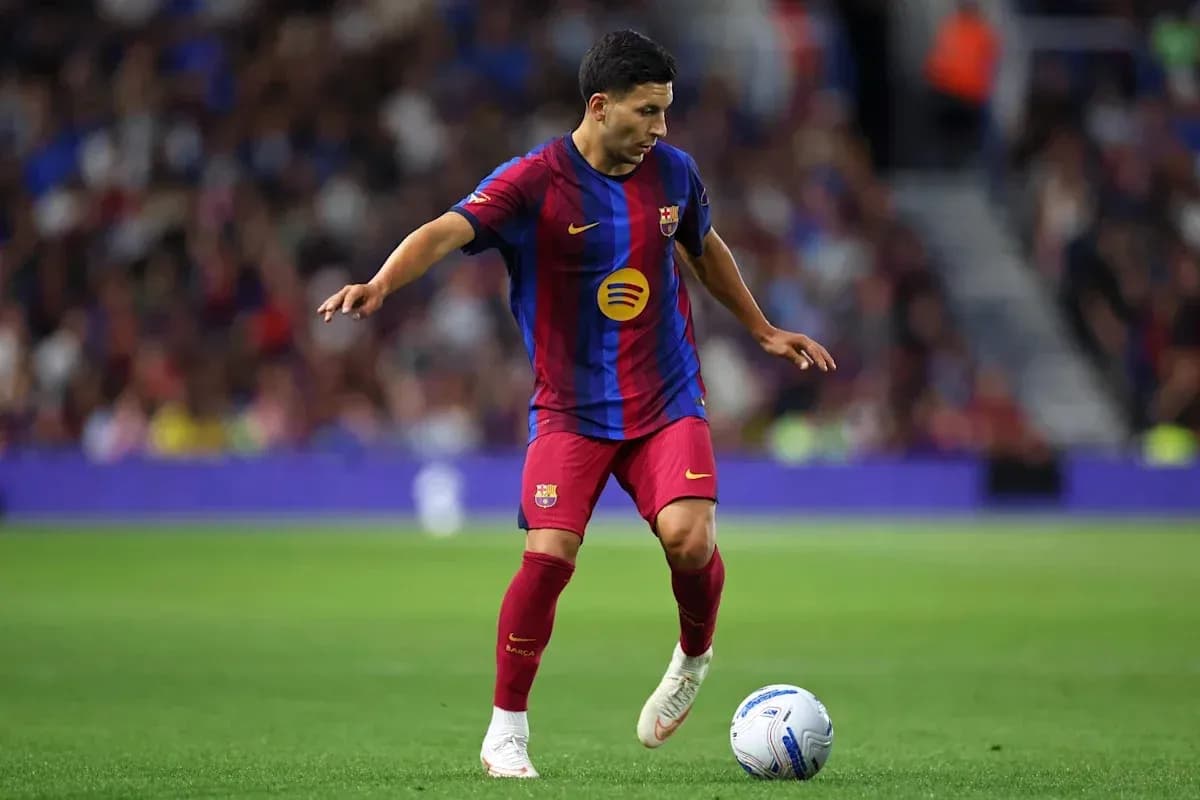 Jugador del FC Barcelona controlando el balón en el campo Jugador del FC Barcelona controlando el balón en el campo