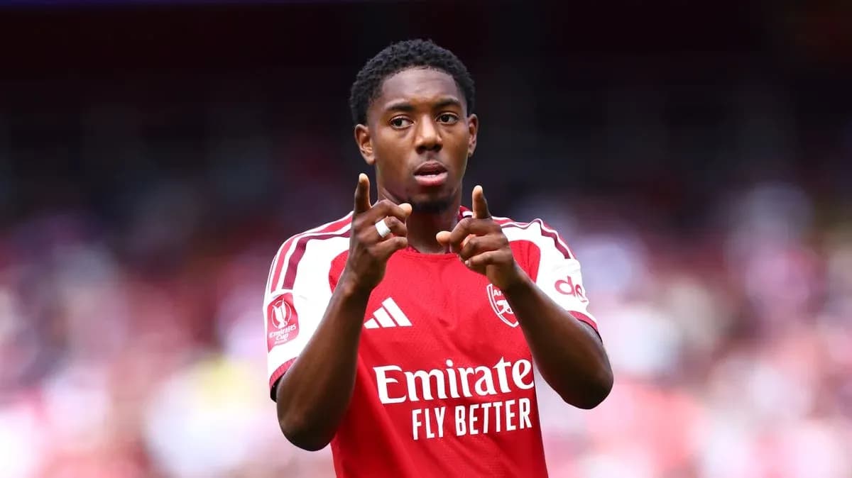 Jugador señalando durante un partido con Arsenal Jugador señalando durante un partido con Arsenal