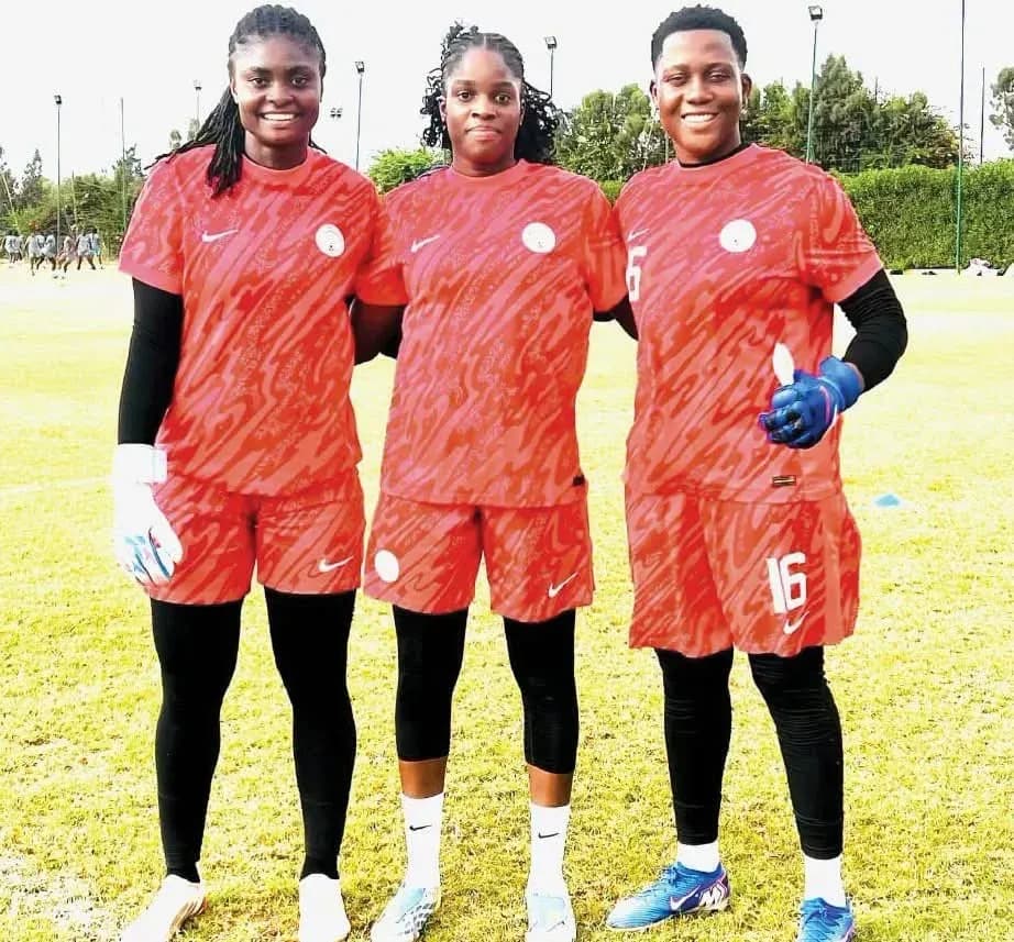 Tres porteras de fútbol posando en uniforme rojo Tres porteras de fútbol posando en uniforme rojo