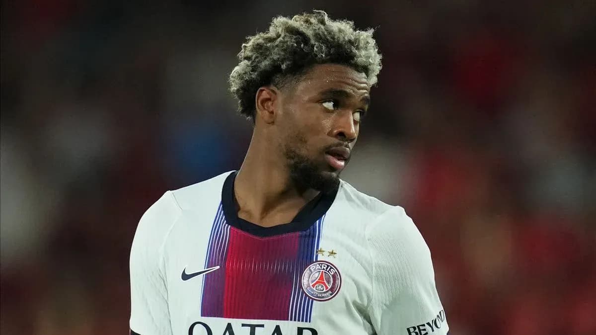Jugador de PSG mirando hacia un lado en el campo Jugador de PSG mirando hacia un lado en el campo
