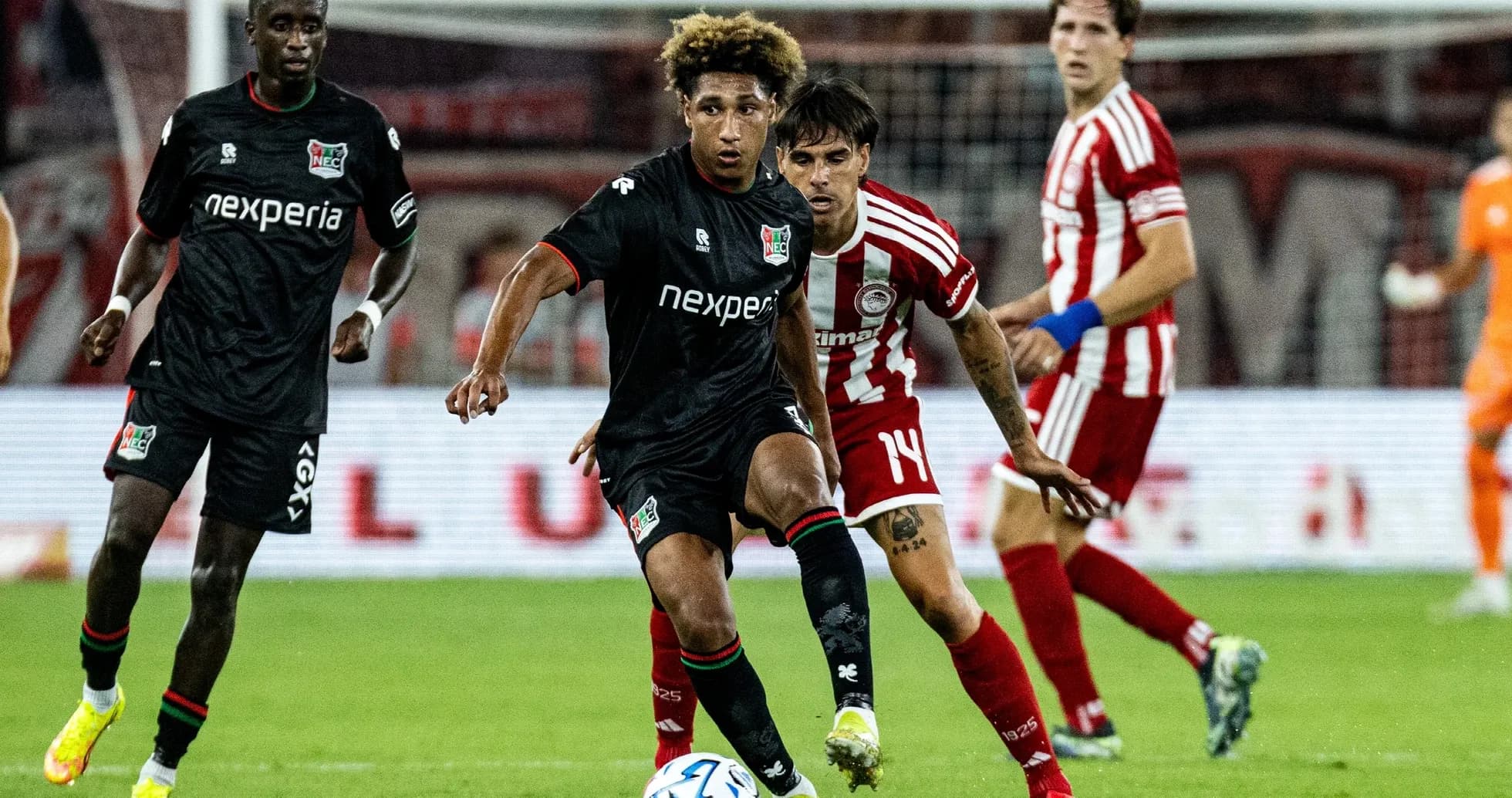 Jugador de NEC Nijmegen driblando ante Olympiakos Jugador de NEC Nijmegen driblando ante Olympiakos