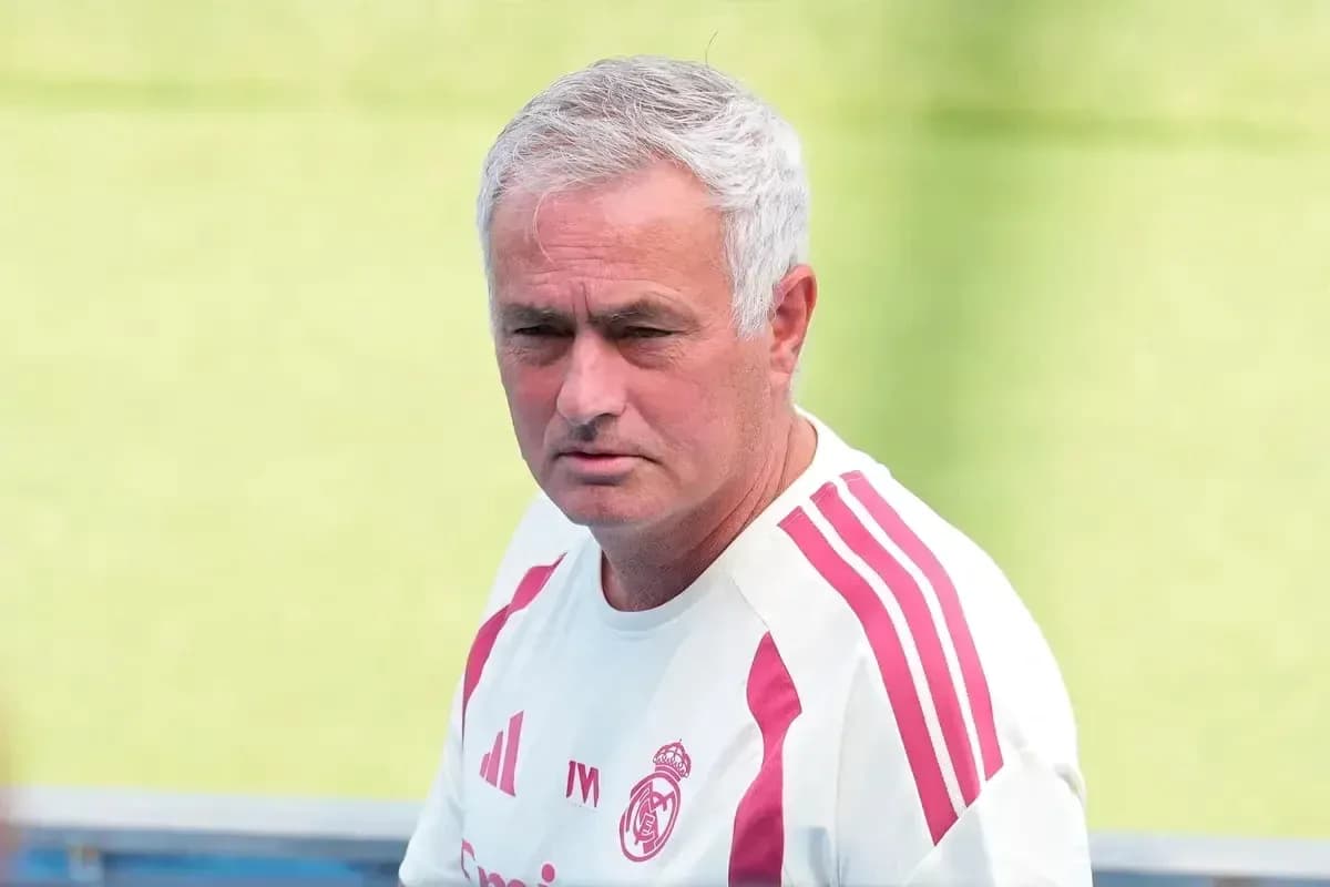 Entrenador de fútbol en sesión de entrenamiento Entrenador de fútbol en sesión de entrenamiento