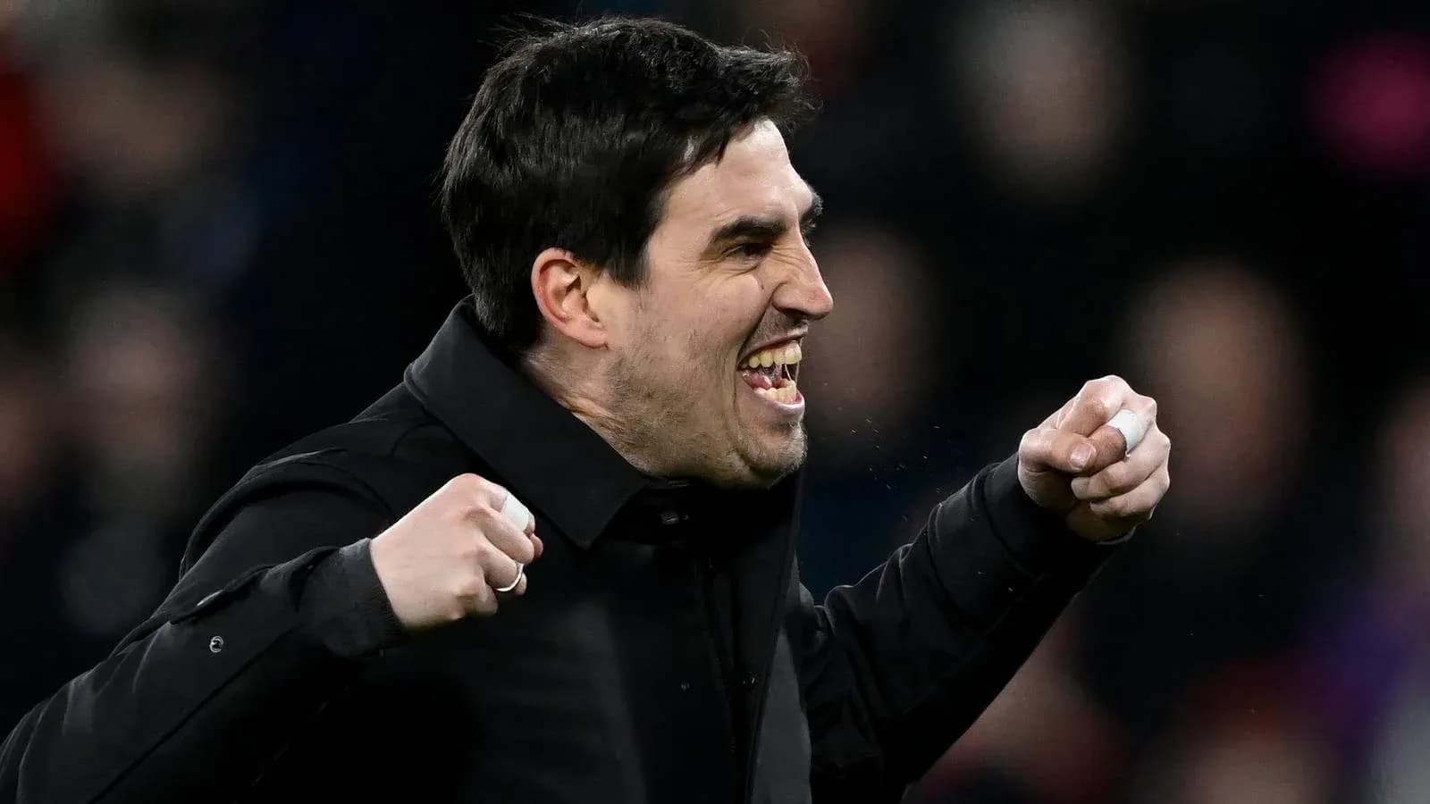 Entrenador celebrando una victoria en el partido Entrenador celebrando una victoria en el partido