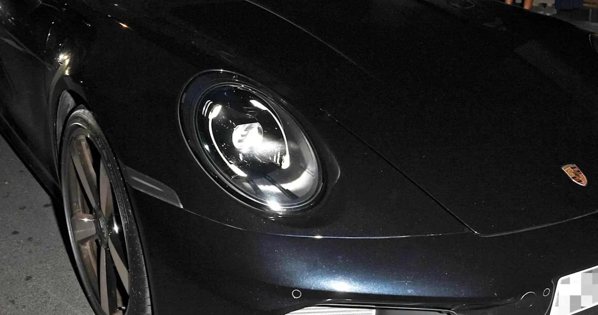 Dos personas dentro de un Porsche negro en la calle Dos personas dentro de un Porsche negro en la calle