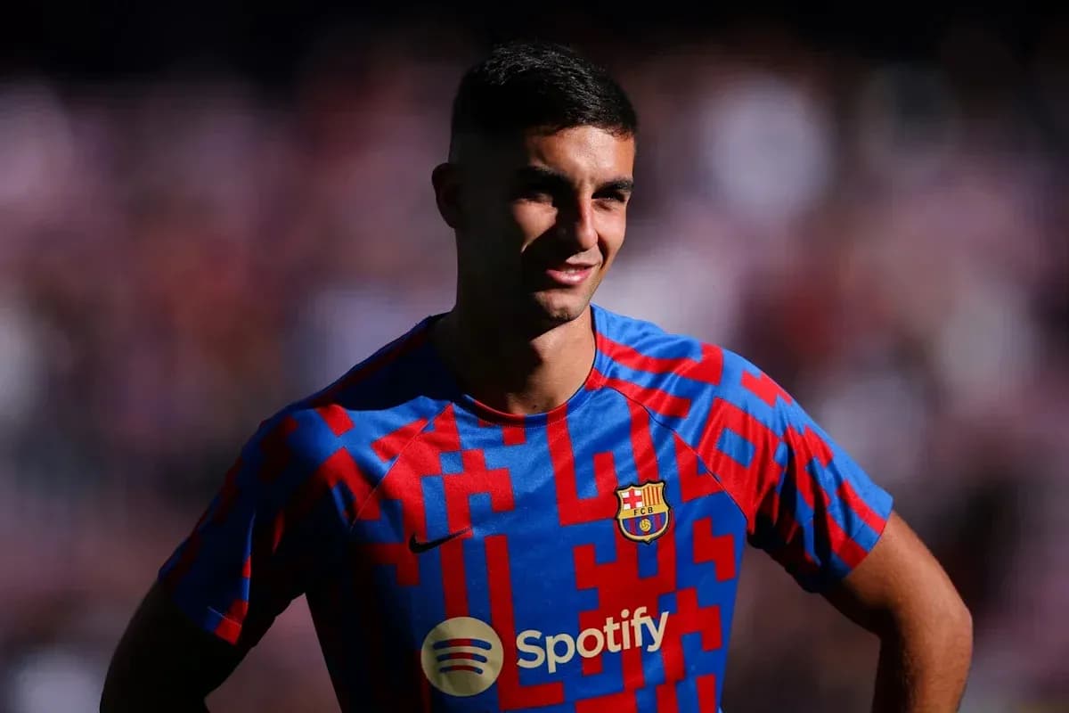 Jugador del FC Barcelona posando en camiseta azul y roja Jugador del FC Barcelona posando en camiseta azul y roja