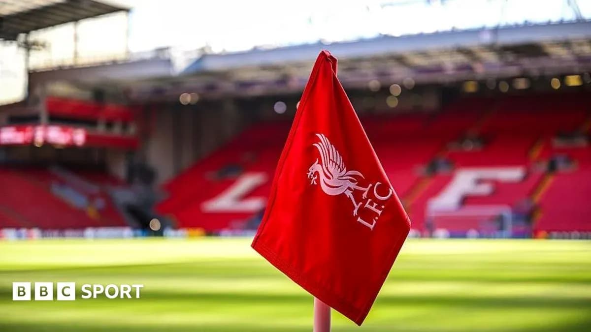 Esquina de campo con bandera de Liverpool FC Esquina de campo con bandera de Liverpool FC