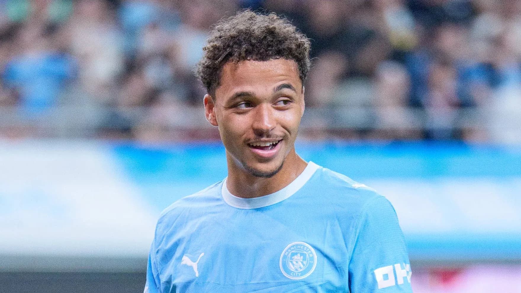 Jugador de Manchester City en entrenamiento sonriente Jugador de Manchester City en entrenamiento sonriente