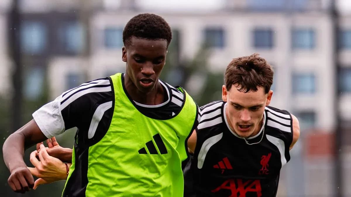 Jugadores compitiendo durante un entrenamiento de fútbol Jugadores compitiendo durante un entrenamiento de fútbol
