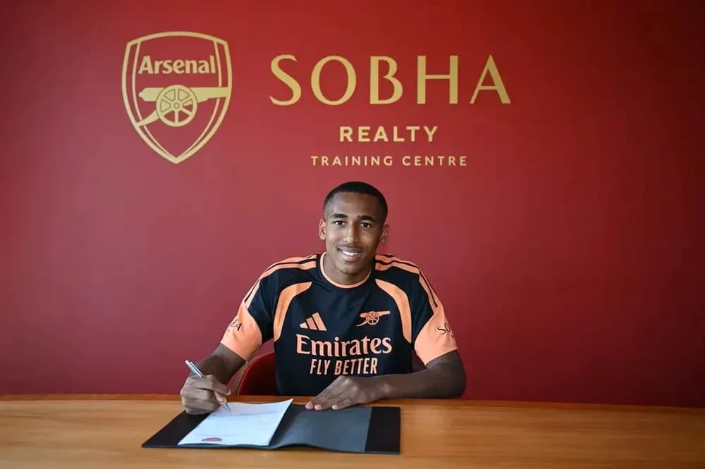 Jugador firmando contrato en el centro de entrenamiento de Arsenal Jugador firmando contrato en el centro de entrenamiento de Arsenal