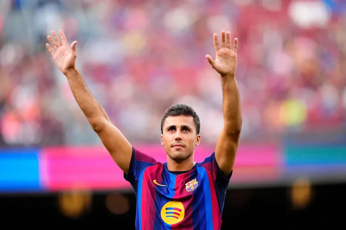 Jugador de Barcelona saludando al público en el estadio Jugador de Barcelona saludando al público en el estadio