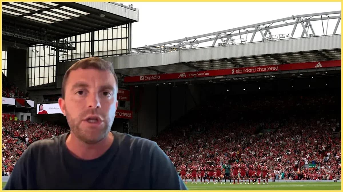 Analista hablando frente a la afición en Anfield Analista hablando frente a la afición en Anfield