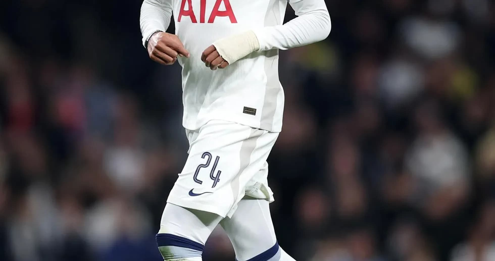 Jugador de Tottenham corriendo con balón en el campo Jugador de Tottenham corriendo con balón en el campo