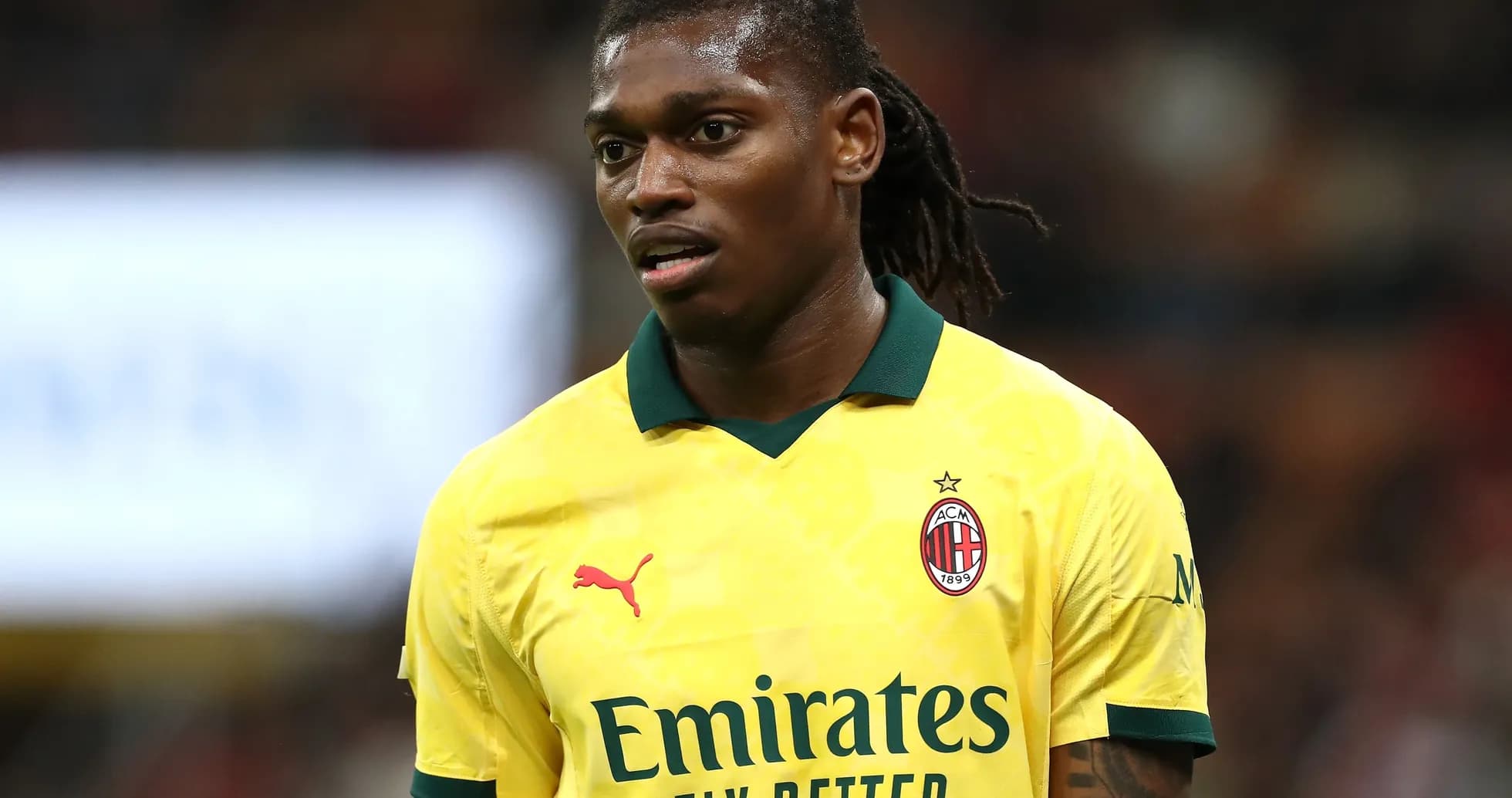 Jugador de AC Milan en camiseta amarilla durante partido Jugador de AC Milan en camiseta amarilla durante partido