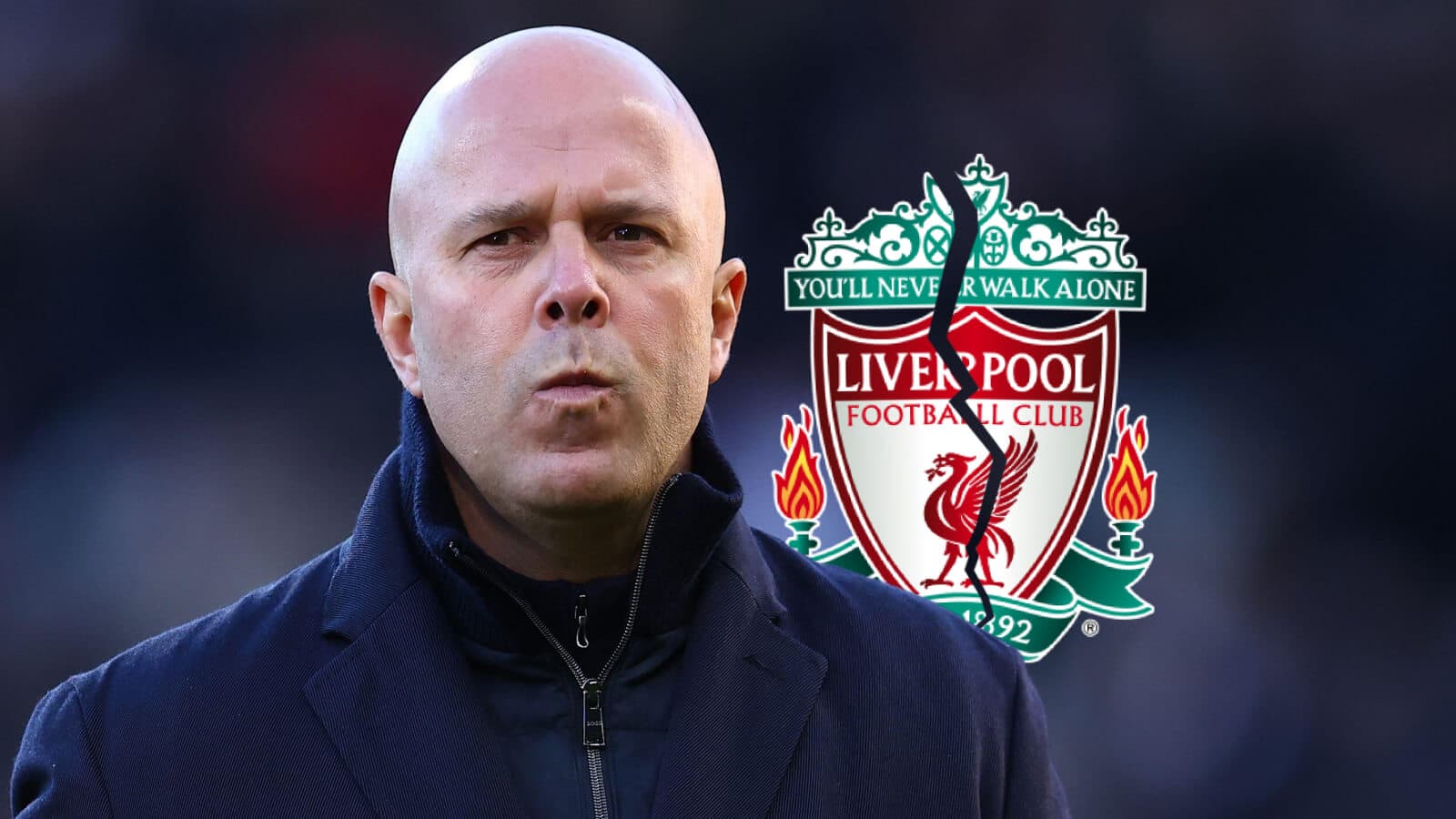 Entrenador con escudo del Liverpool FC de fondo Entrenador con escudo del Liverpool FC de fondo