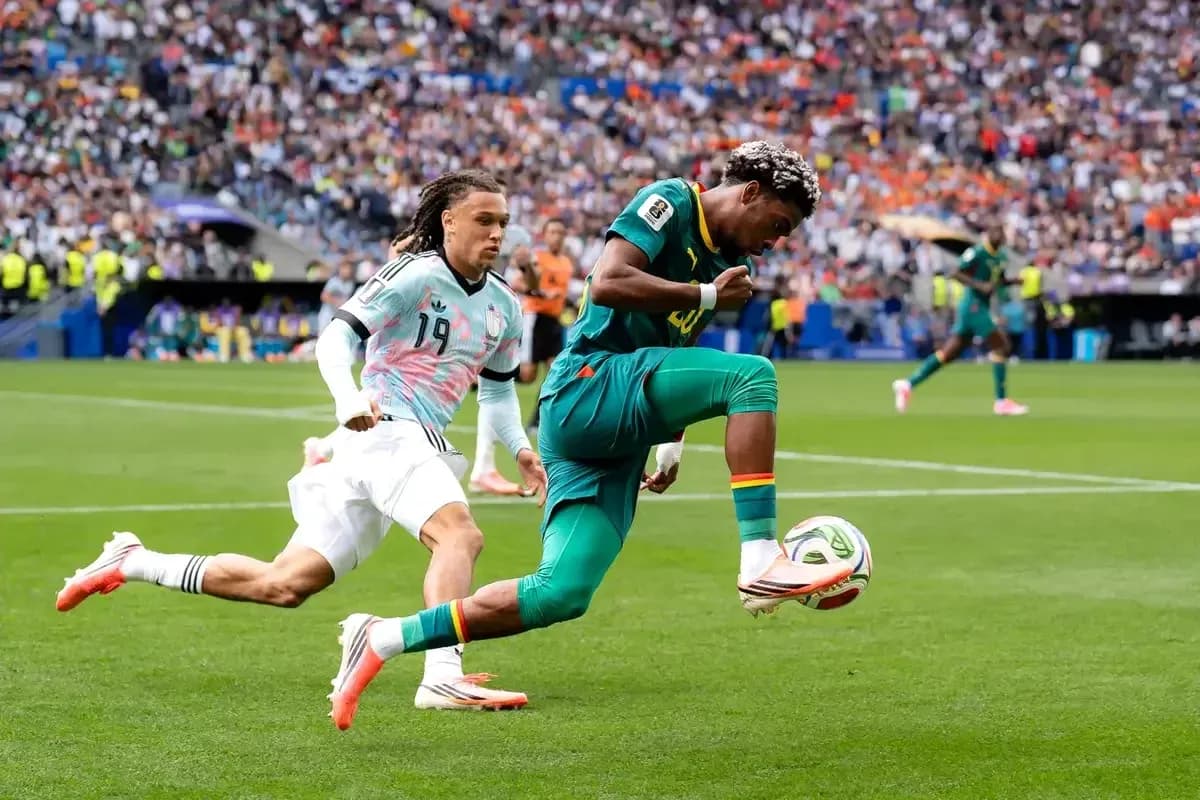 Jugador de Camerún controlando el balón en el partido Jugador de Camerún controlando el balón en el partido