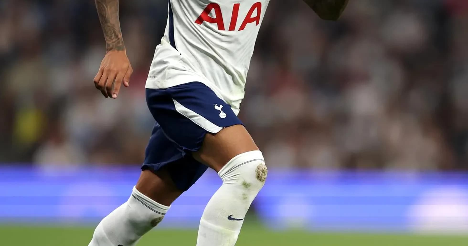 Jugador de Tottenham corriendo con el balón Jugador de Tottenham corriendo con el balón