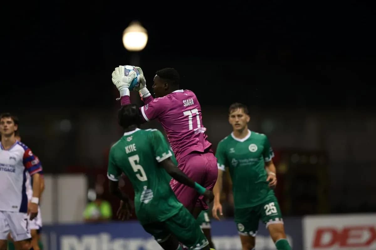 Portero atrapando el balón en el partido Portero atrapando el balón en el partido