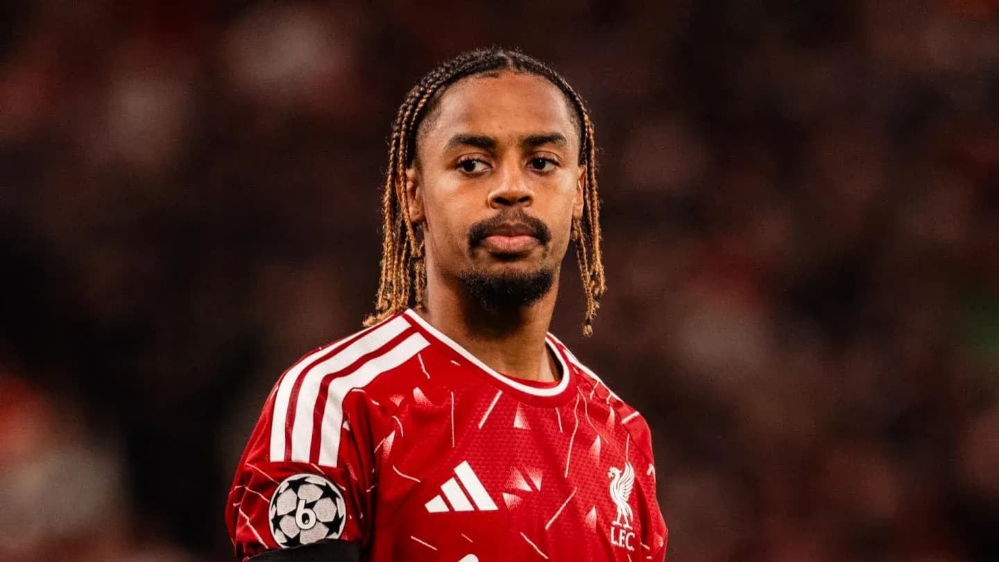 Jugador de Liverpool con camiseta roja en el campo Jugador de Liverpool con camiseta roja en el campo