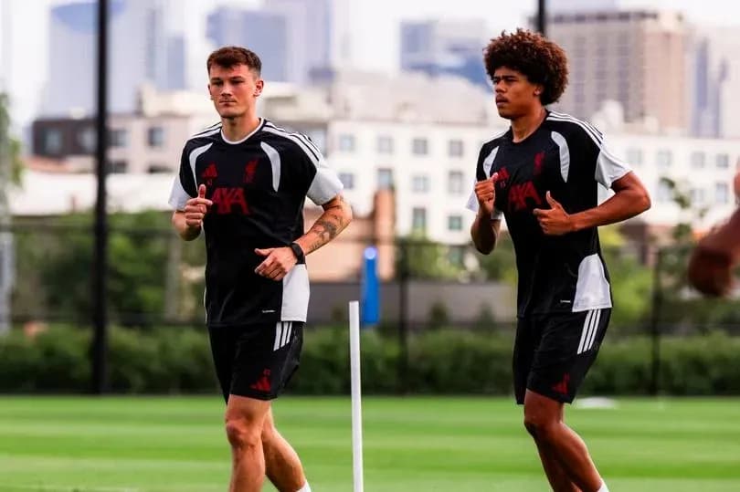 Jugadores de Liverpool corriendo en el entrenamiento Jugadores de Liverpool corriendo en el entrenamiento