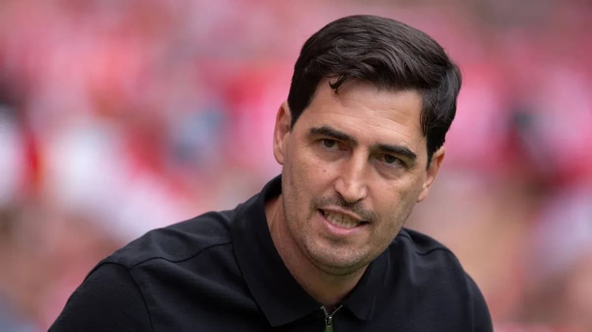 Entrenador en el banquillo durante el partido Entrenador en el banquillo durante el partido
