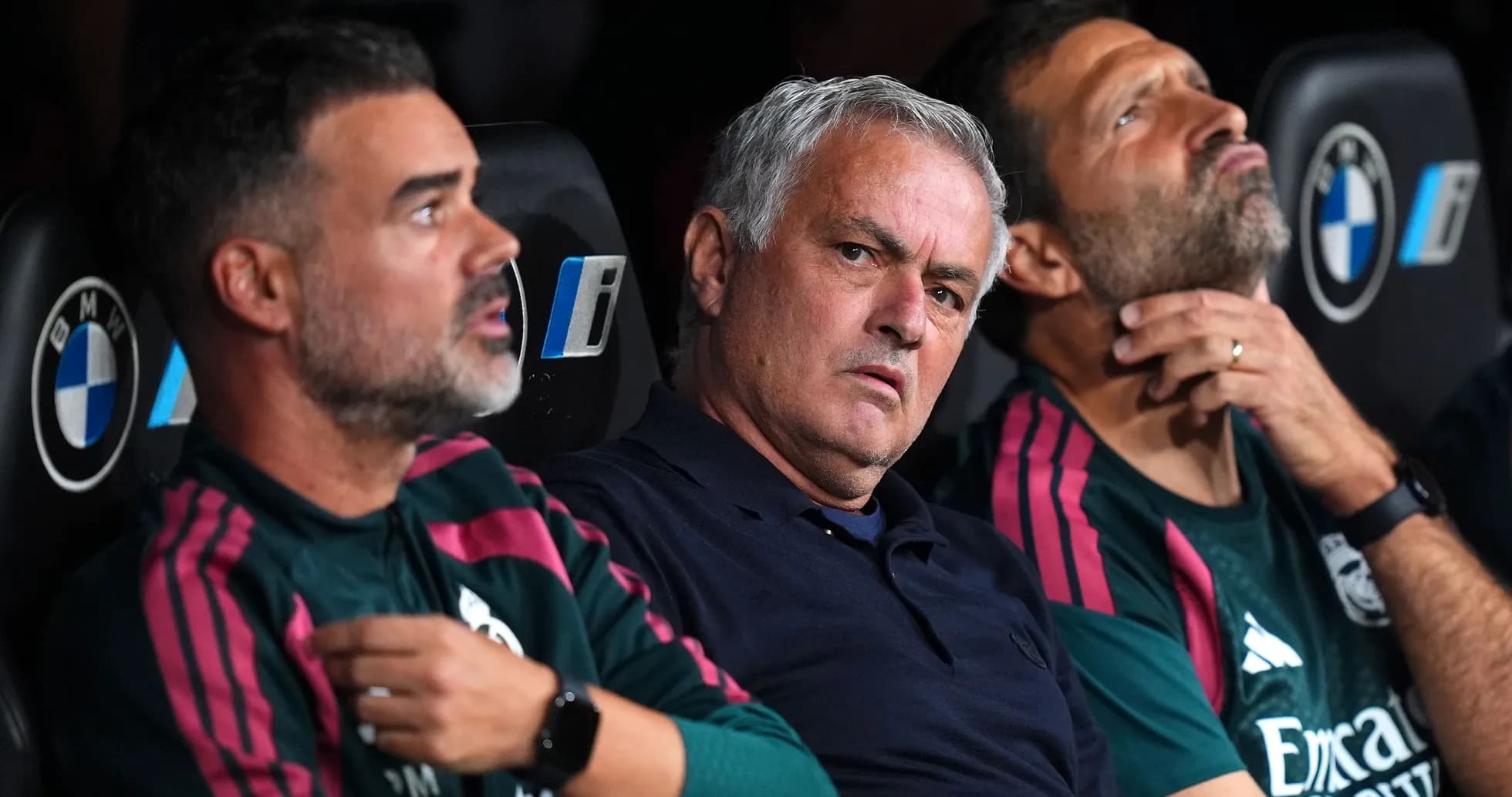 Entrenadores sentados en el banquillo durante partido Entrenadores sentados en el banquillo durante partido