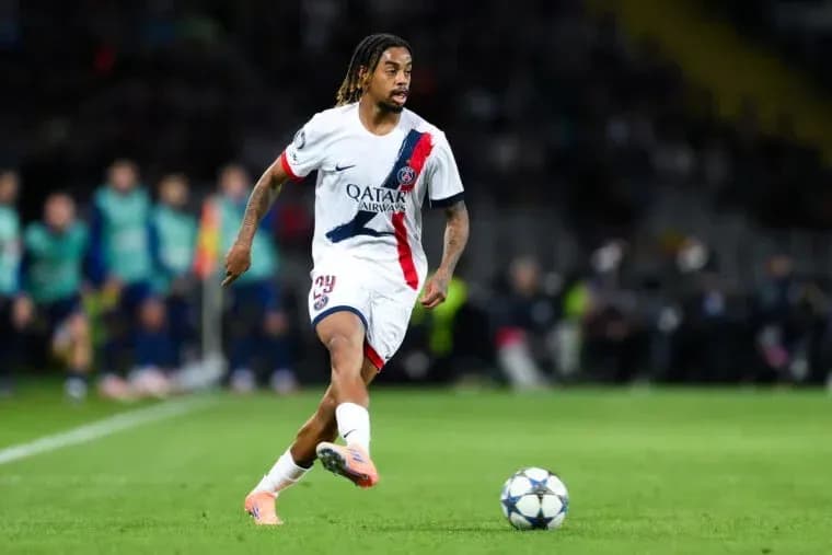 Jugador de PSG corriendo con el balón en campo Jugador de PSG corriendo con el balón en campo