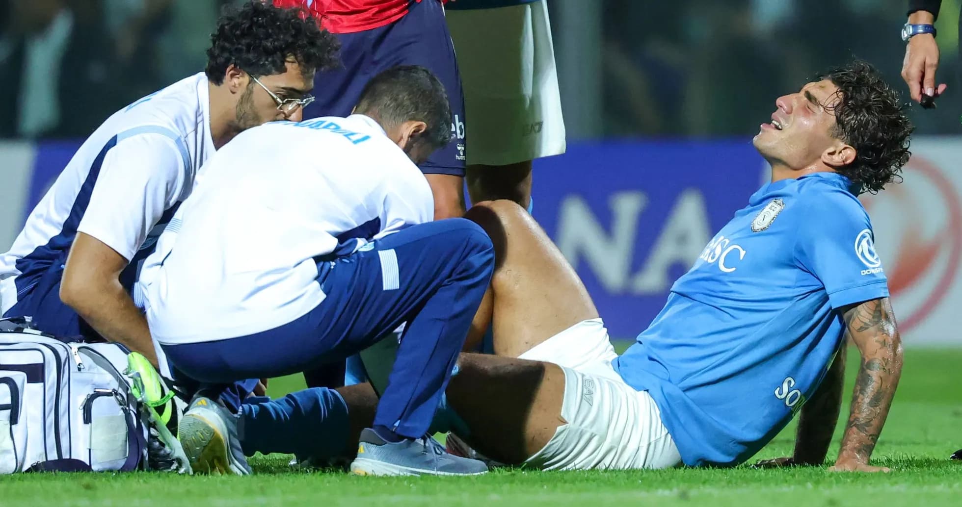 Jugador recibiendo atención médica en el campo Jugador recibiendo atención médica en el campo