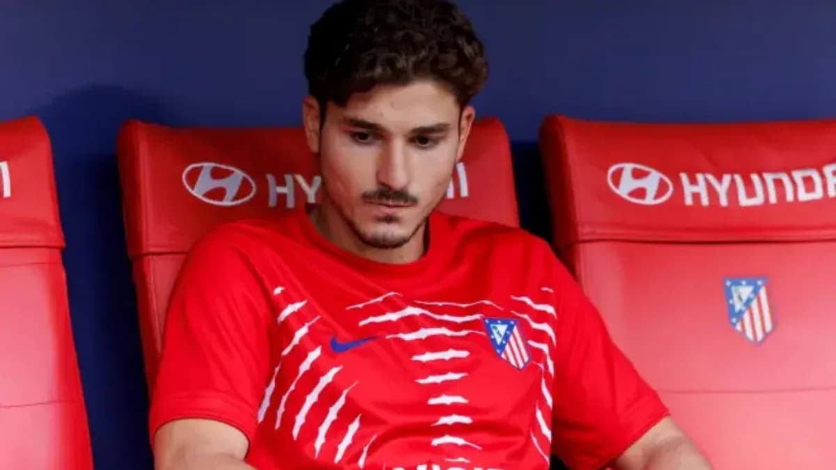 Jugador de Atlético de Madrid sentado en banquillo Jugador de Atlético de Madrid sentado en banquillo