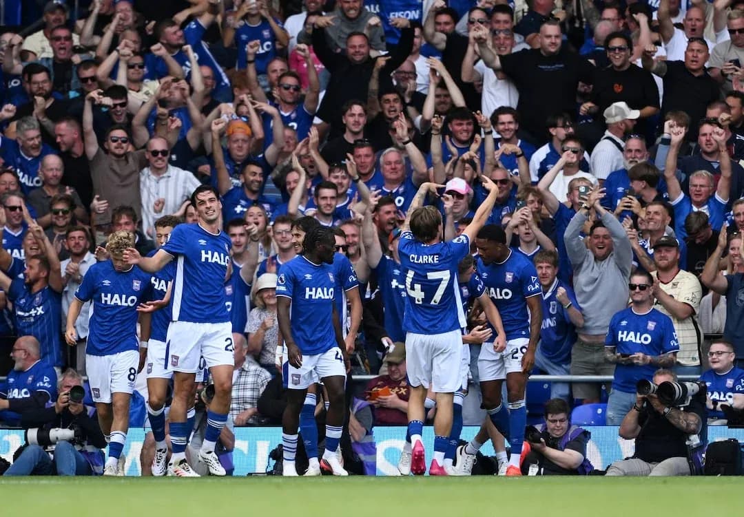 Jugadores de Ipswich celebrando un gol Jugadores de Ipswich celebrando un gol