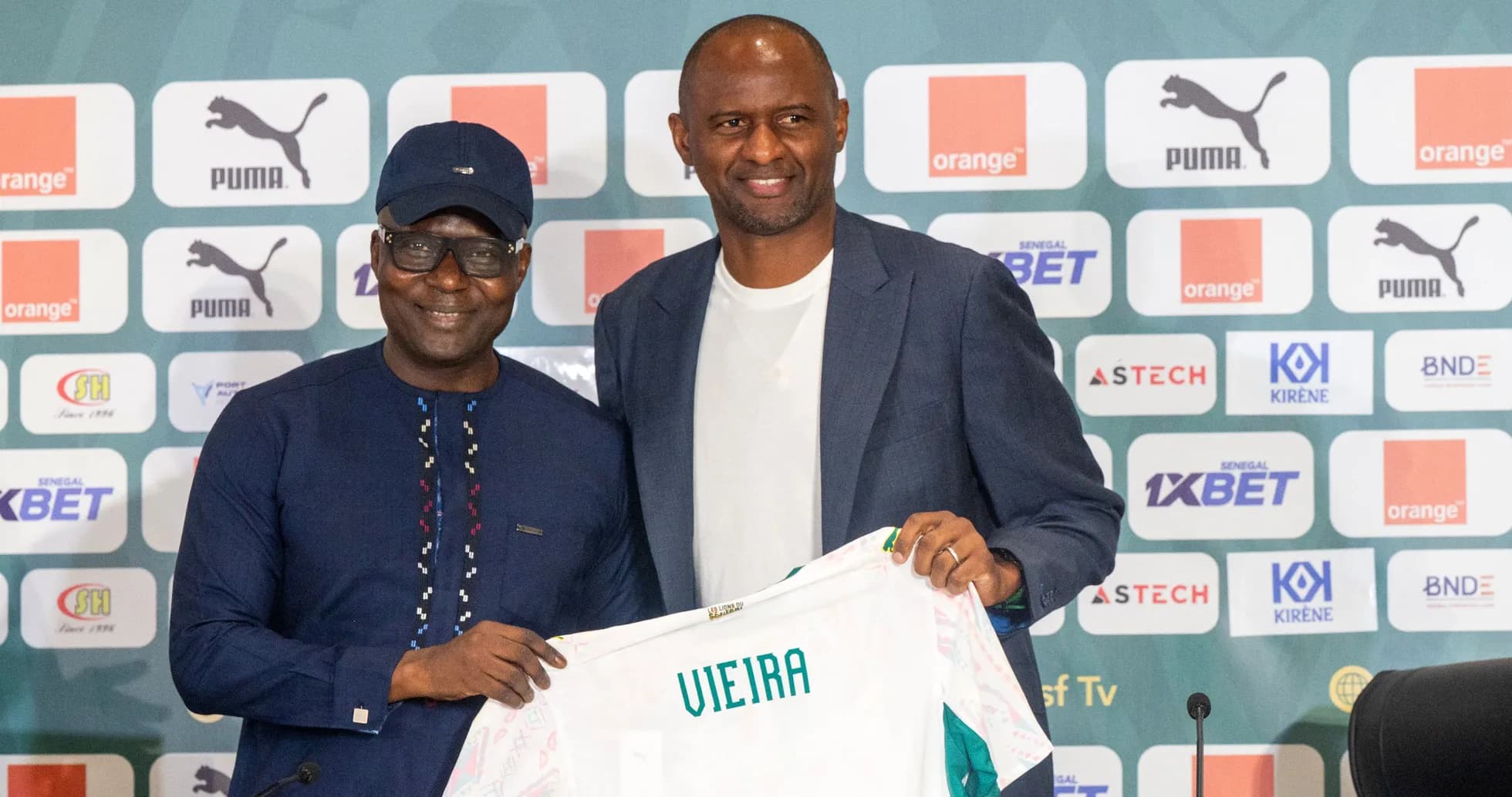 Presentación de Vieira con camiseta del equipo Presentación de Vieira con camiseta del equipo