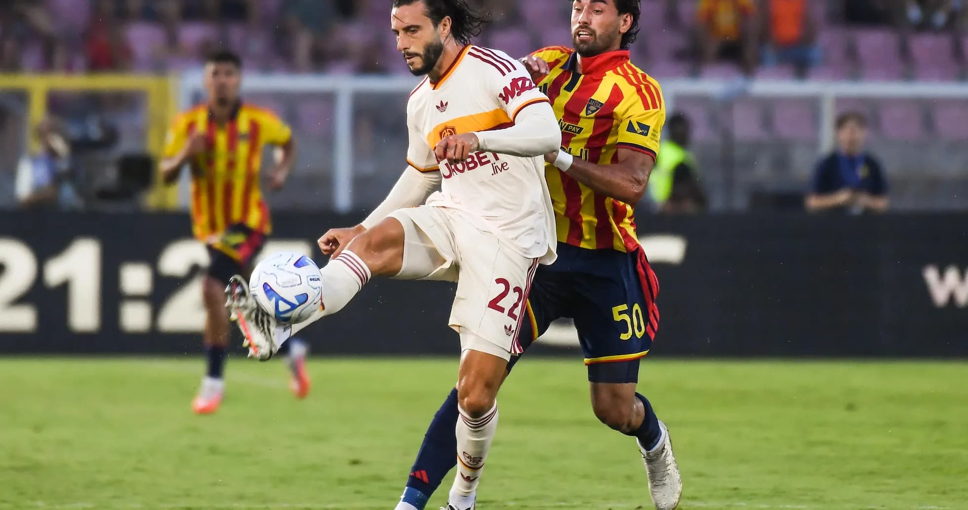 Jugador de AS Roma driblando a un rival de Lecce Jugador de AS Roma driblando a un rival de Lecce