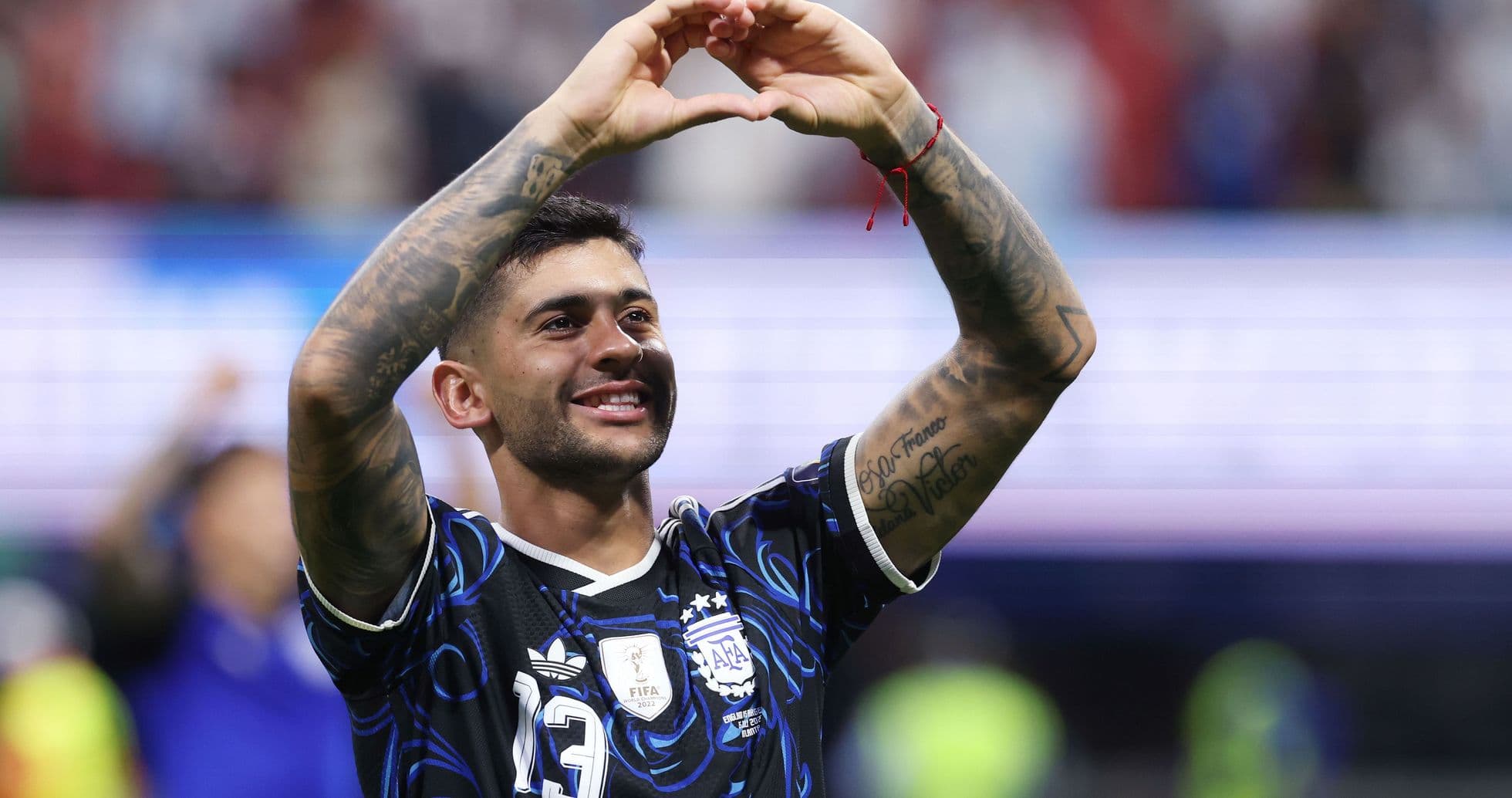 Jugador celebrando con gesto de corazón tras el partido Jugador celebrando con gesto de corazón tras el partido