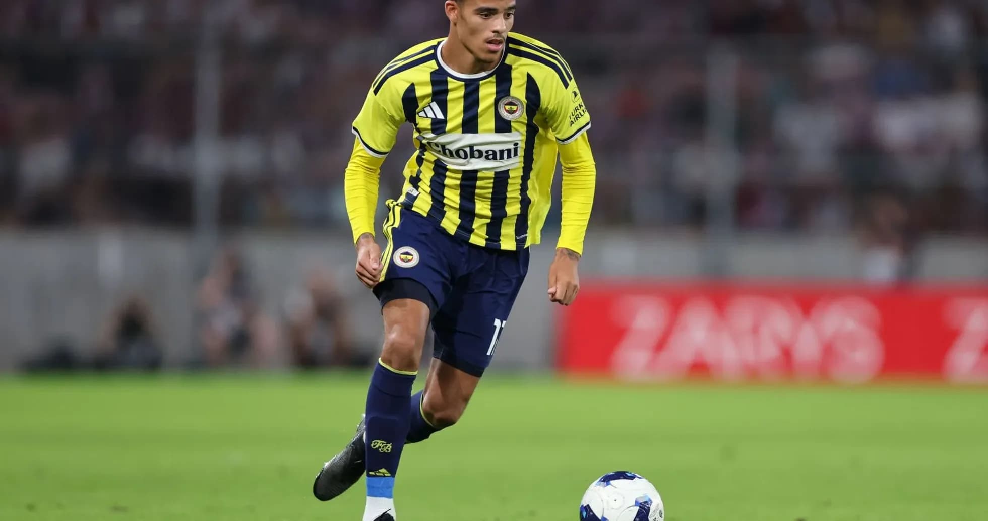 Jugador de Fenerbahçe con el balón en el campo Jugador de Fenerbahçe con el balón en el campo