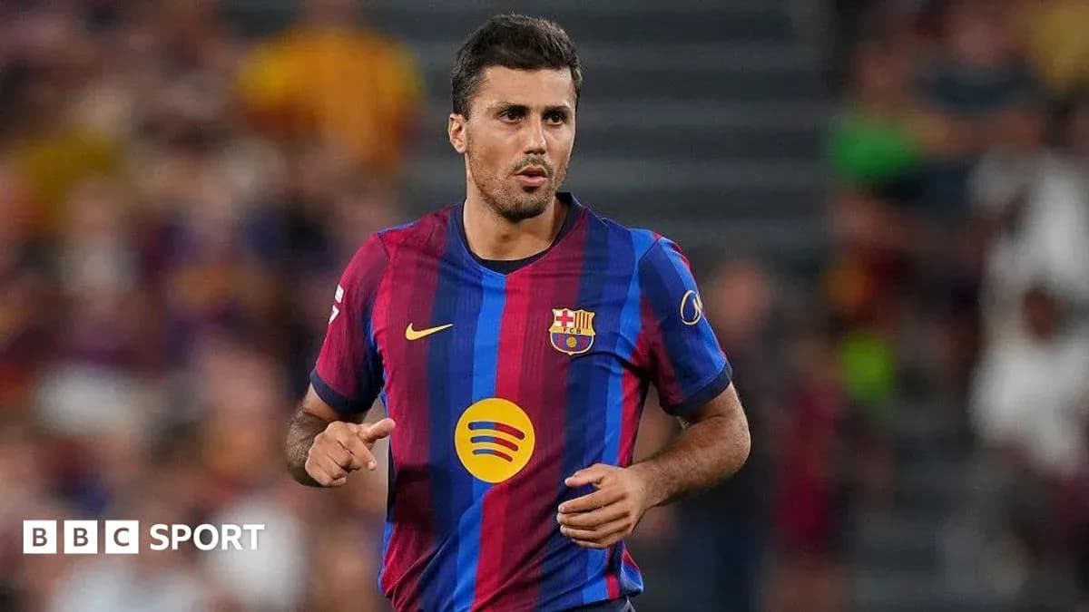 Jugador de Barcelona corriendo en el campo de juego Jugador de Barcelona corriendo en el campo de juego