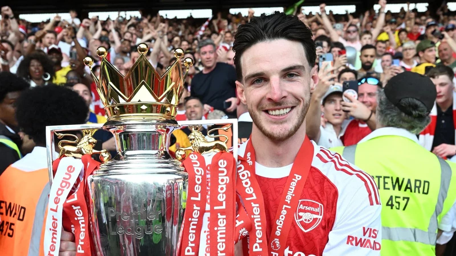 Jugador de Arsenal sosteniendo el trofeo de Premier League Jugador de Arsenal sosteniendo el trofeo de Premier League