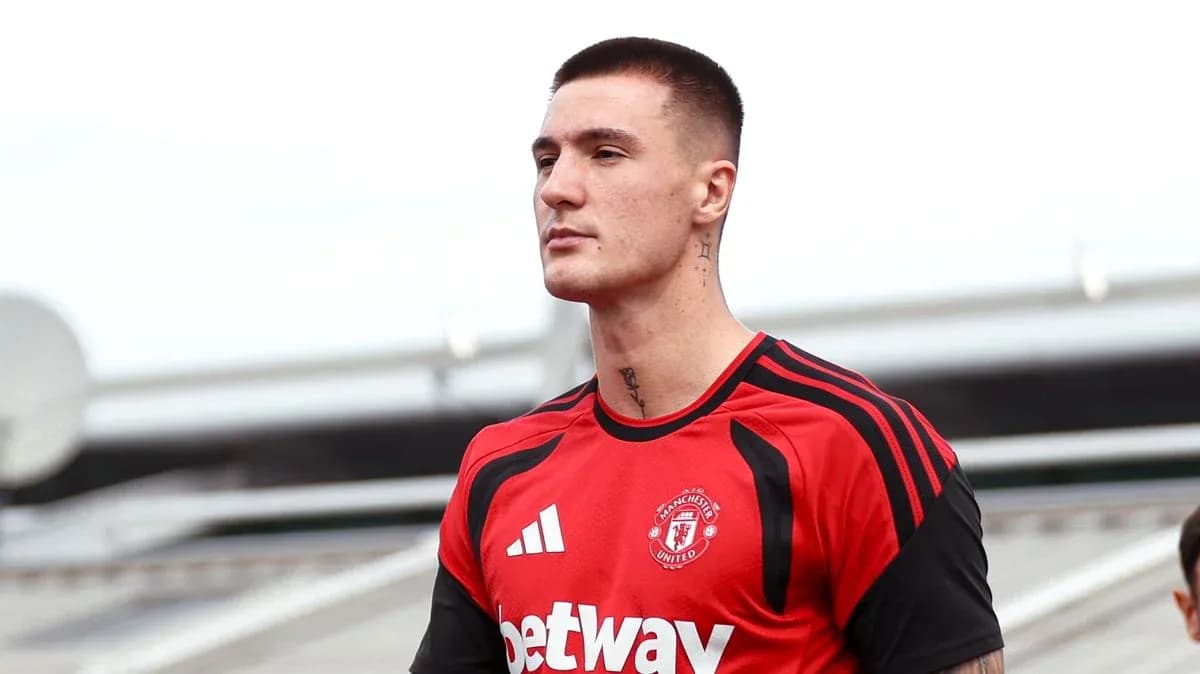 Jugador de Manchester United en uniforme rojo Jugador de Manchester United en uniforme rojo
