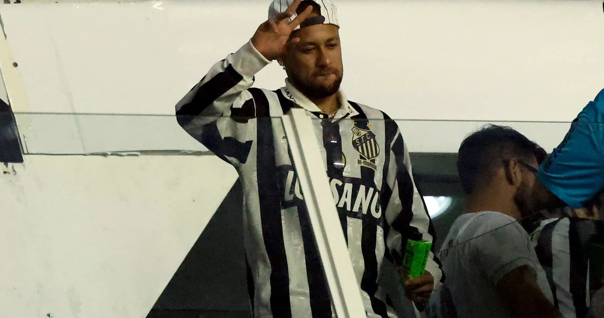 Neymar saludando en el estadio con camiseta de Santos Neymar saludando en el estadio con camiseta de Santos