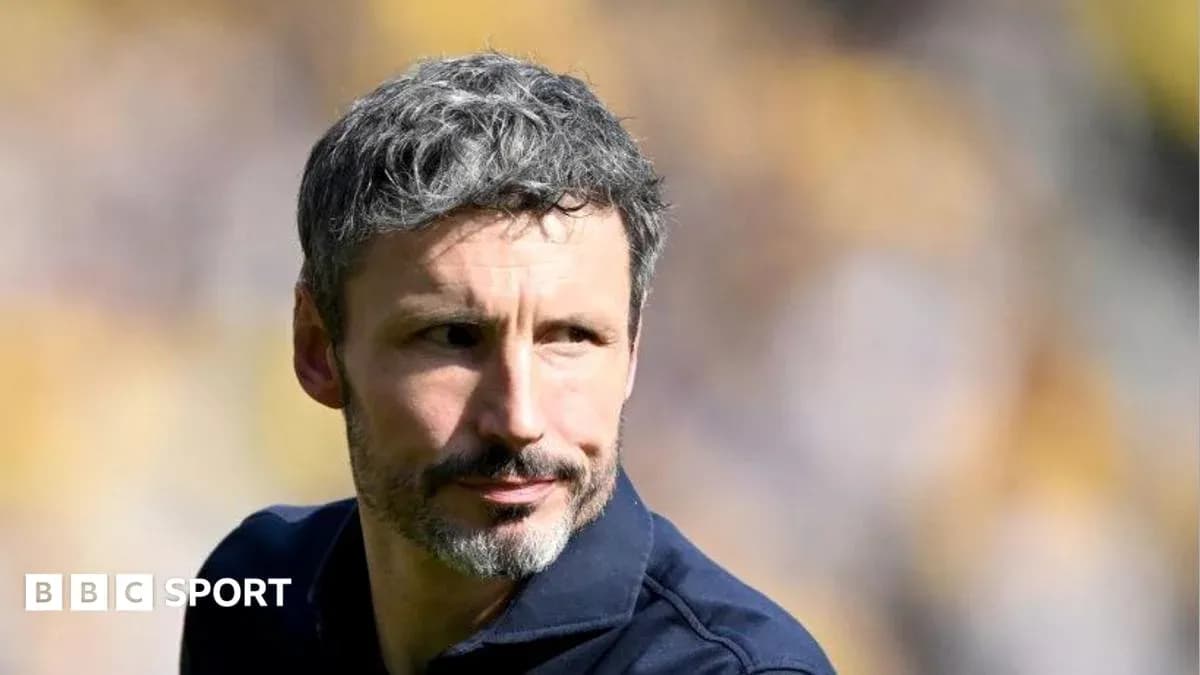 Entrenador observando el campo antes del partido Entrenador observando el campo antes del partido
