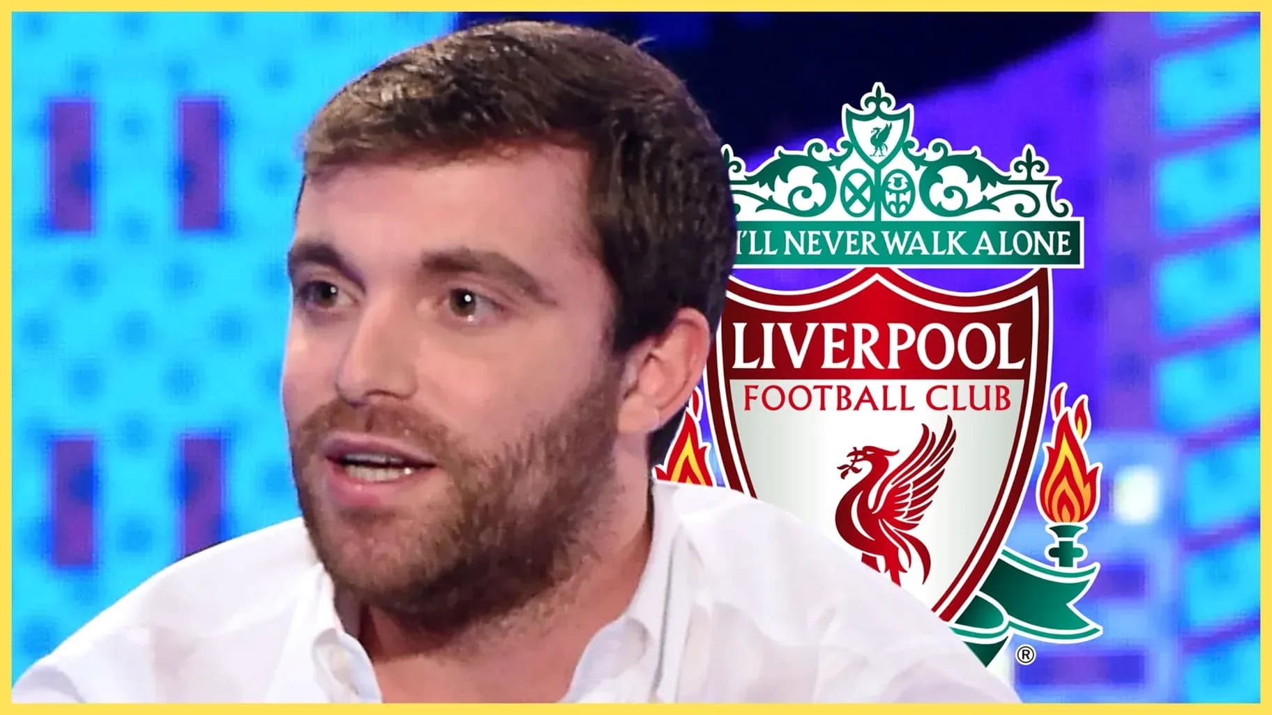 Hombre hablando con logo de Liverpool de fondo Hombre hablando con logo de Liverpool de fondo