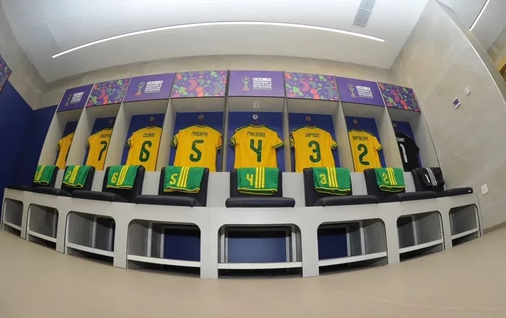 Camisetas de un equipo en vestuario antes del partido Camisetas de un equipo en vestuario antes del partido