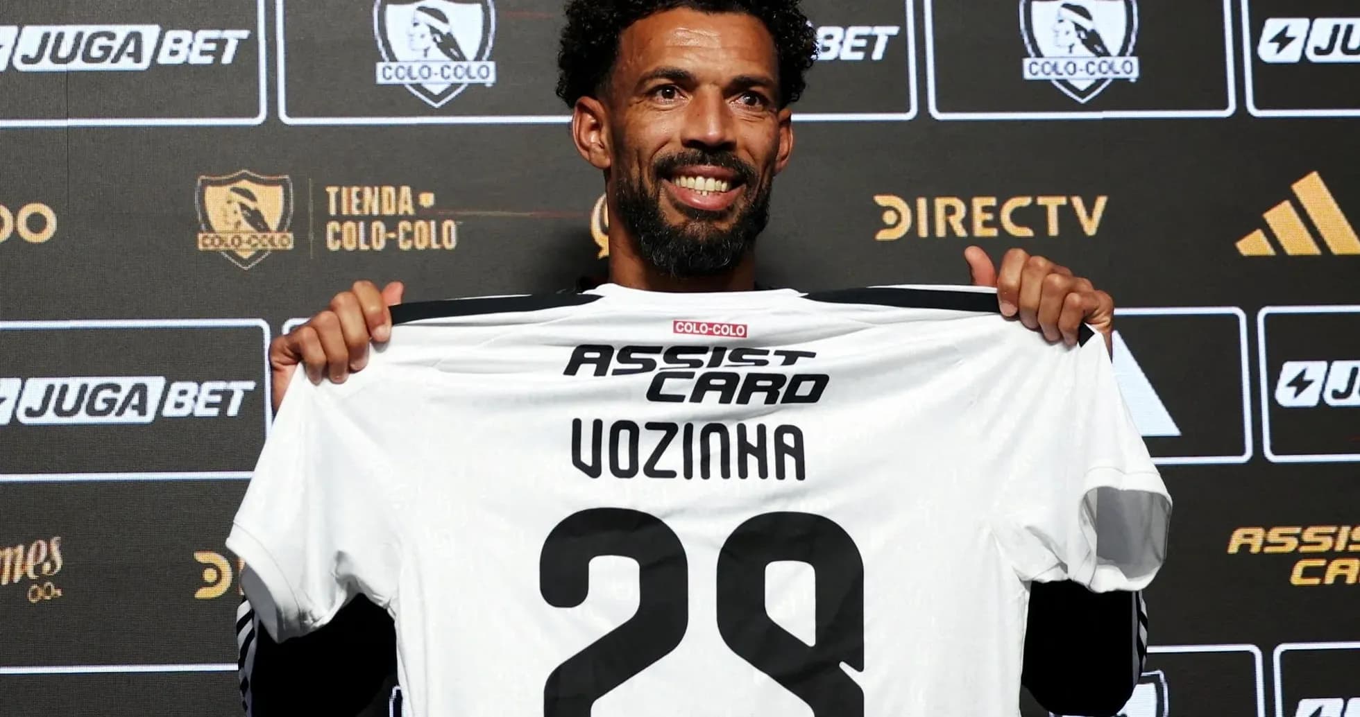 Jugador presenta camiseta con nombre Vozinha y número 28 Jugador presenta camiseta con nombre Vozinha y número 28