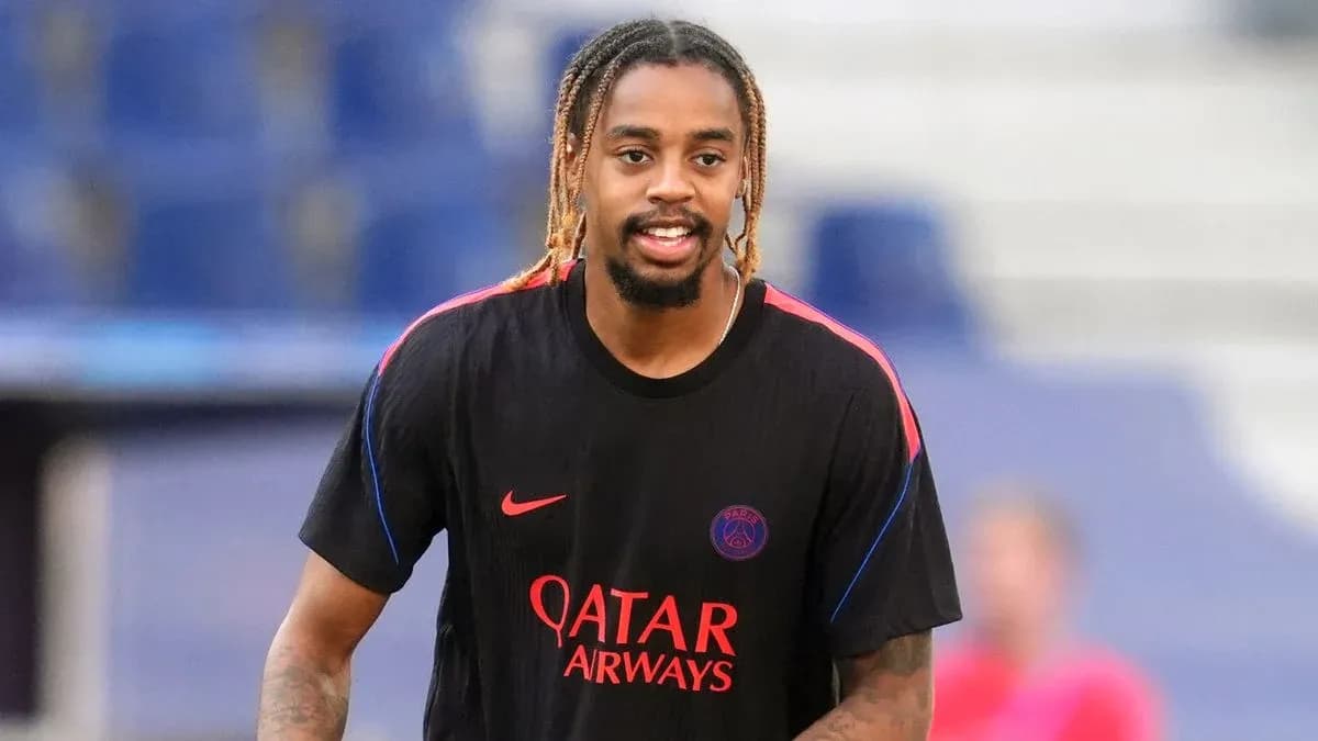 Jugador de PSG entrenando en campo deportivo Jugador de PSG entrenando en campo deportivo