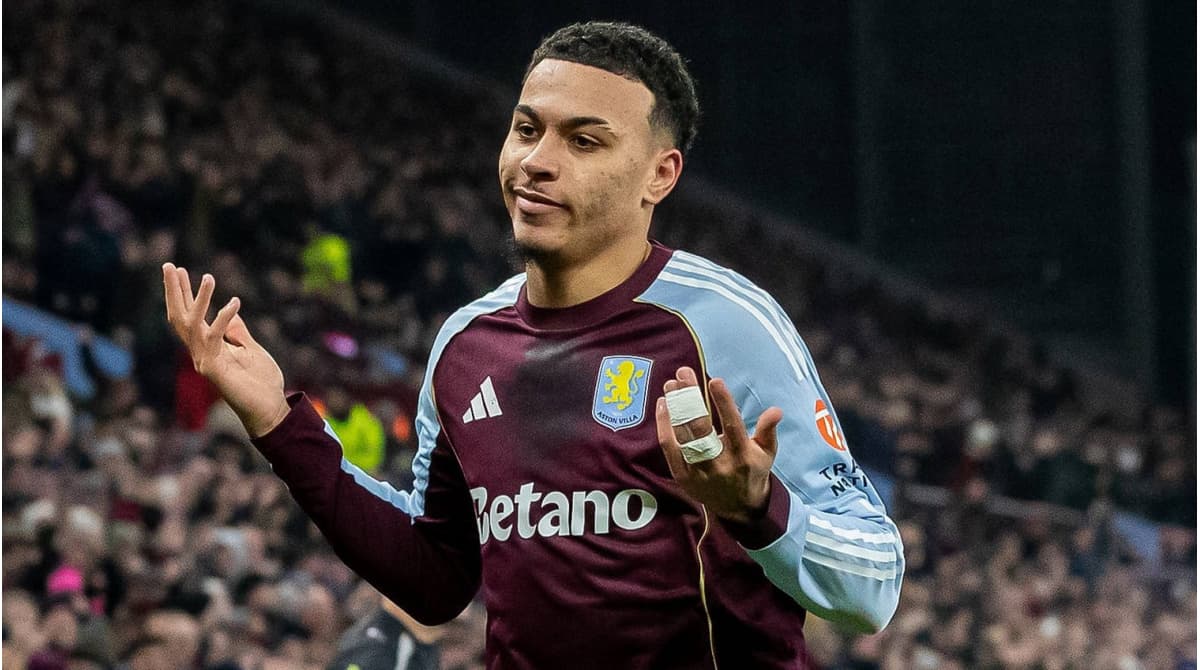 Jugador de Aston Villa gesticulando durante el partido Jugador de Aston Villa gesticulando durante el partido