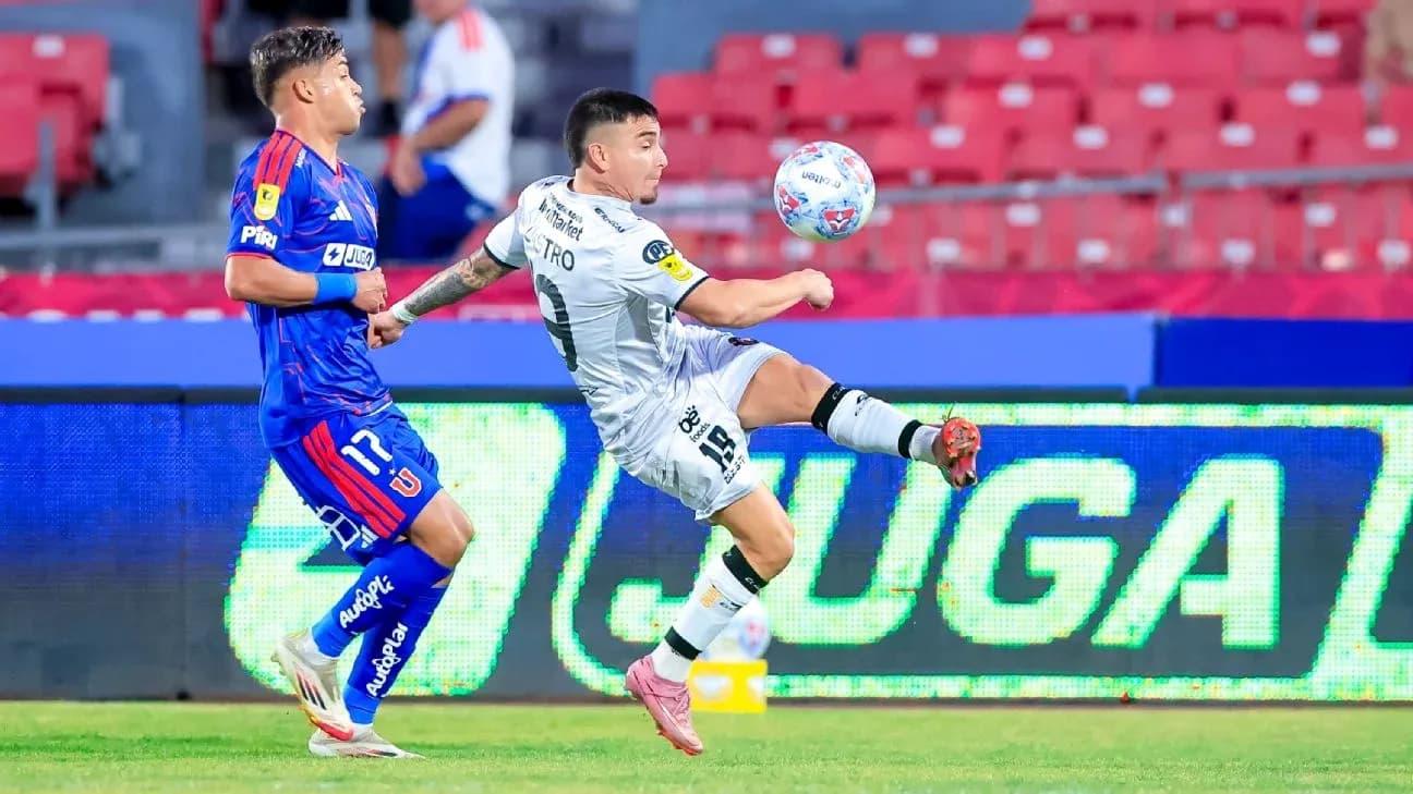 Jugador de Deportes Limache en acción contra Universidad de Chile Jugador de Deportes Limache en acción contra Universidad de Chile