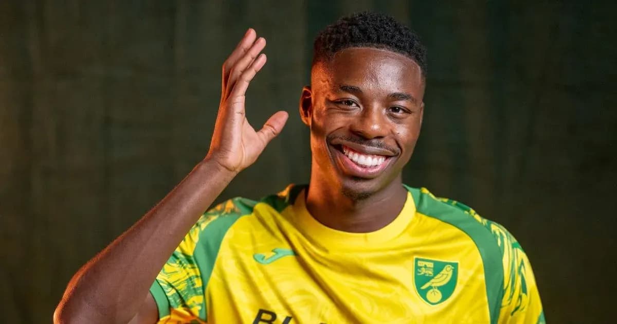 Jugador saludando con camiseta de Norwich City Jugador saludando con camiseta de Norwich City