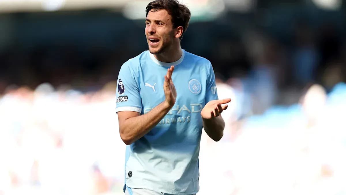 Jugador aplaudiendo en partido de fútbol Jugador aplaudiendo en partido de fútbol
